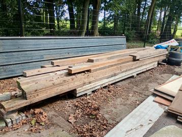 Partij houten balken beschikbaar voor biedingen