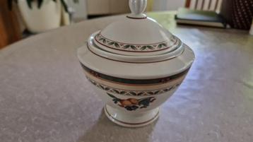 oud porcelein aardewerk van vroeger beschikbaar voor biedingen