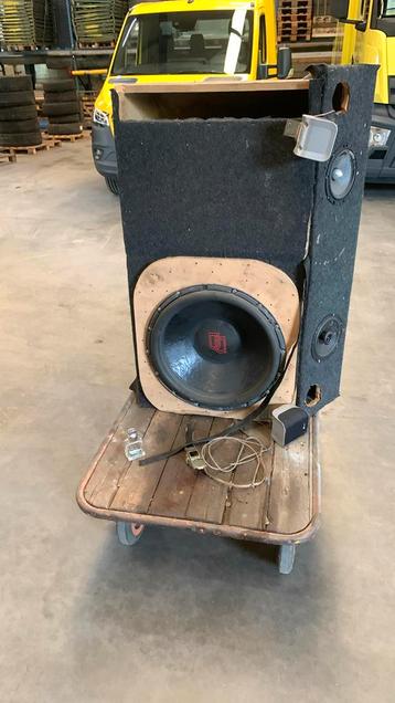 Te koop subwoofer beschikbaar voor biedingen