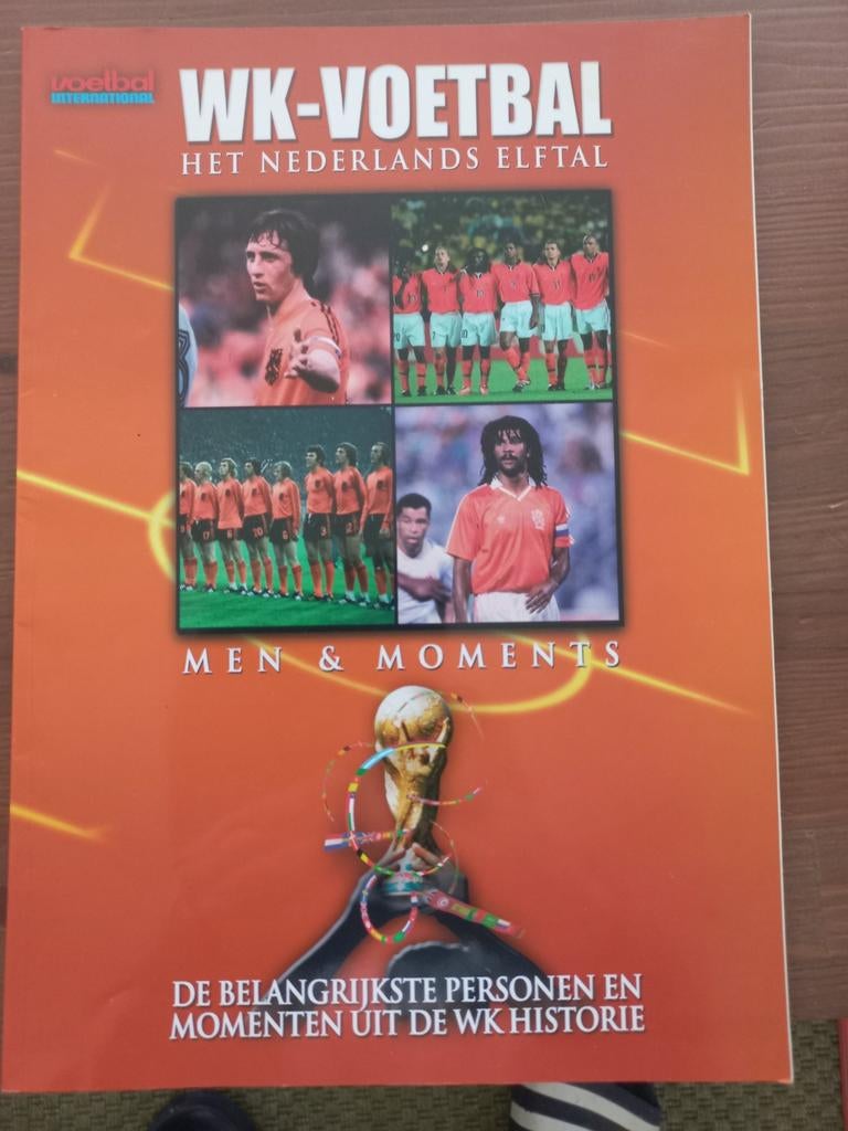WK-Voetbal: Het Nederlands Elftal - Men & Moments, Ophalen, Zo goed als nieuw, Onbekend, Balsport