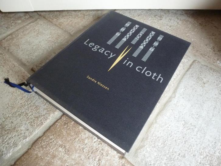 Legacy in cloth - Ikat, Batik, Indonesische textielkunst, Boeken, Kunst en Cultuur | Beeldend, Gelezen, Ophalen of Verzenden