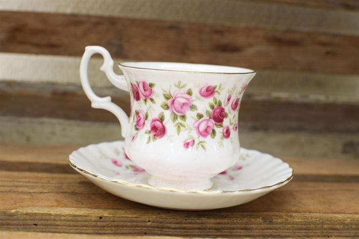 Royal Albert porseleinen kop en schotel 45387, Huis en Inrichting, Keuken | Servies, Gebruikt, Kop(pen) en/of Schotel(s), Overige stijlen
