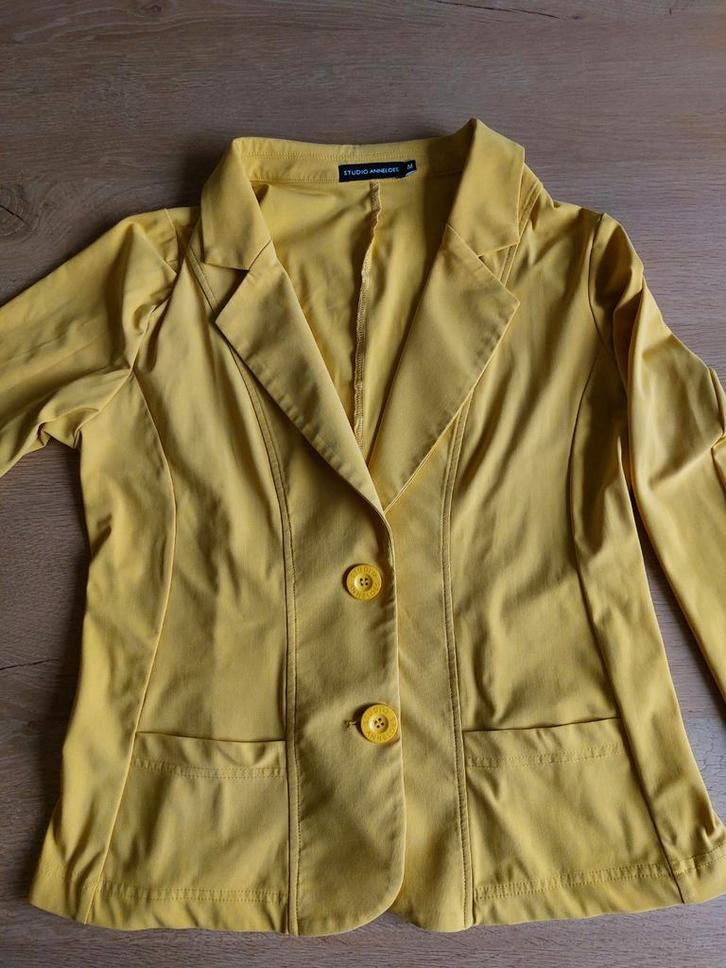 Studio Anneloes Jasje M Geel Travelstof, Kleding | Dames, Jasjes, Kostuums en Pakken, Zo goed als nieuw, Jasje, Maat 38/40 (M)