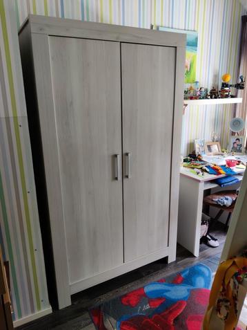 Kledingkast beschikbaar voor biedingen