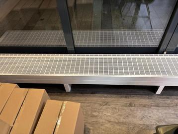 Radiator - 240cm lang, 29,5cm hoog beschikbaar voor biedingen