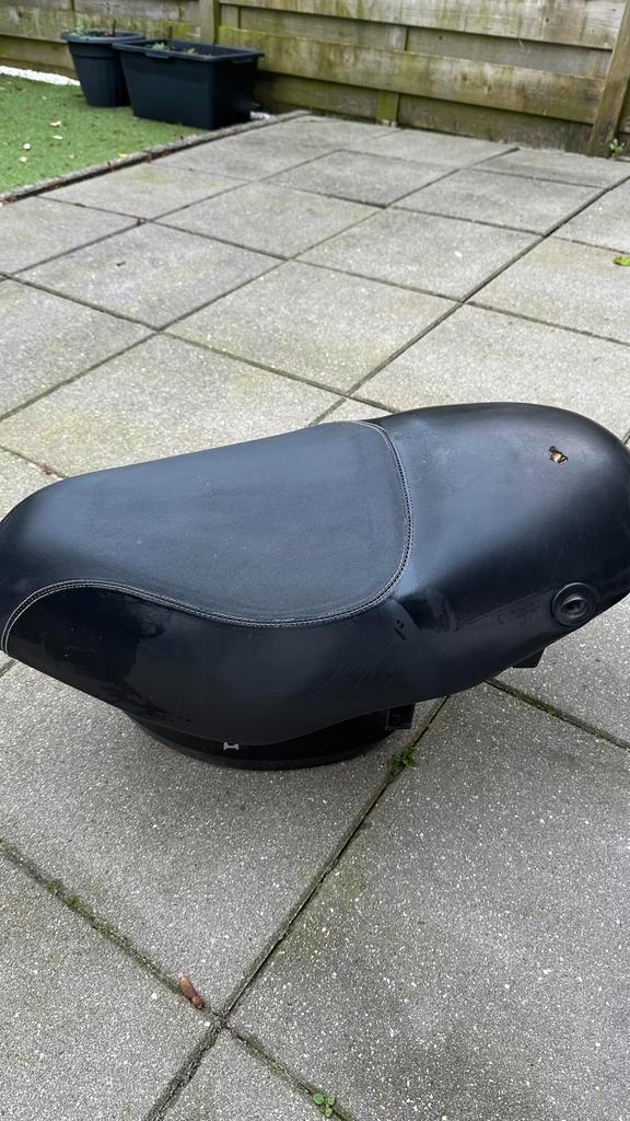 Piaggo Zip buddy bak + zadel, Fietsen en Brommers, Brommeronderdelen | Scooters, Zo goed als nieuw, Piaggio, Zadel, Ophalen