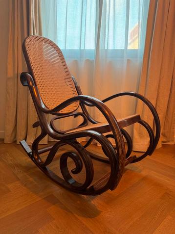 Vintage Thonet schommelstoel beschikbaar voor biedingen