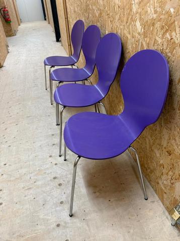 4 paarse design stoelen beschikbaar voor biedingen