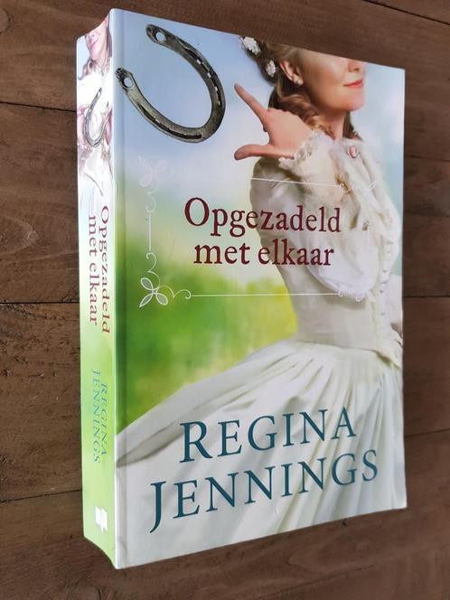 Opgezadeld met elkaar - Regina Jennings (christelijke roman), Boeken, Romans, Zo goed als nieuw, Nederland, Ophalen of Verzenden