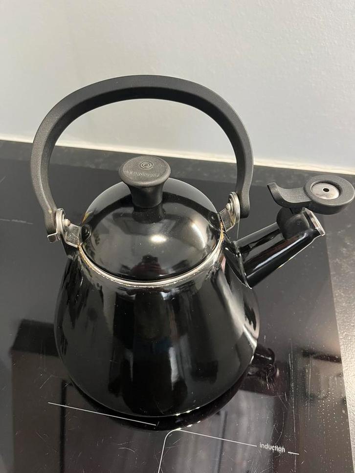 Le Creuset Kone fluitketel 1,6 liter GEBRUIKT, Huis en Inrichting, Keuken | Potten en Pannen, Gebruikt, Inductieplaat, Keramische plaat