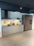Showroomkeuken Kvik Bordo Grey X Veda – incl. Electrolux app, Ophalen, Dubbelwandige keuken, Zo goed als nieuw, Kunststof
