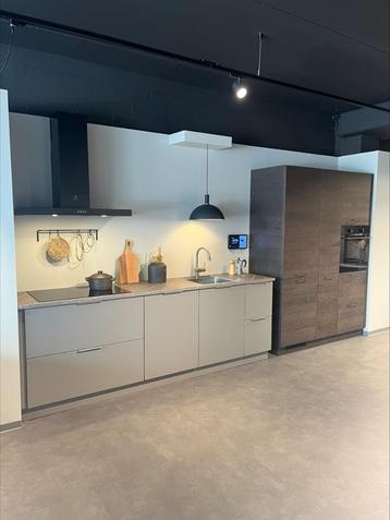 Showroomkeuken Kvik Bordo Grey X Veda – incl. Electrolux app beschikbaar voor biedingen