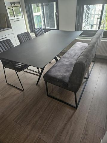 Eetkamerset (tafel, drie stoelen en eetbank) 800,- euro beschikbaar voor biedingen