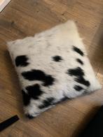 Koeienhuid sierkussen - echt leer, Huis en Inrichting, Woonaccessoires | Kussens, Ophalen of Verzenden, Zo goed als nieuw, Rood
