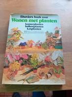Wonen met planten. Boek over kamer-balkon en Tuinplanten., Ophalen of Verzenden, Zo goed als nieuw, Bloemen en Planten