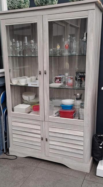 Hoogte 1.80 Breedte 109 Vitrinekast met glazen deuren  beschikbaar voor biedingen