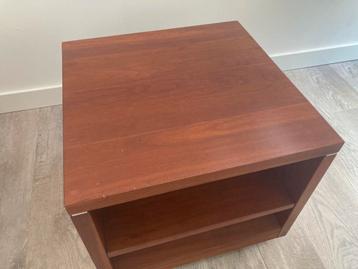 Bijzettafel beschikbaar voor biedingen