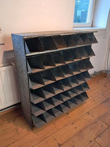 Vintage gegalvaniseerd ijzeren ladenkast met 42 lades beschikbaar voor biedingen