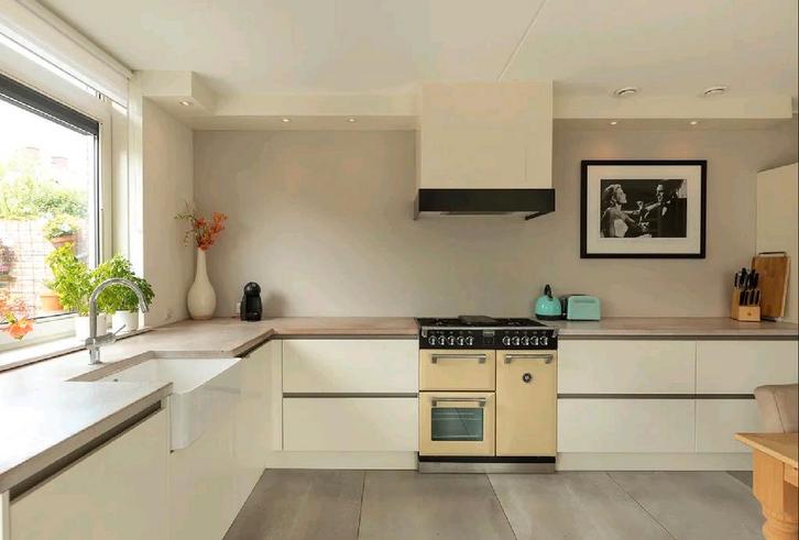 Complete keuken met inbouwapparatuur, Huis en Inrichting, Keuken | Complete keukens, Zo goed als nieuw, Hoekkeuken, Crème, Kunststof