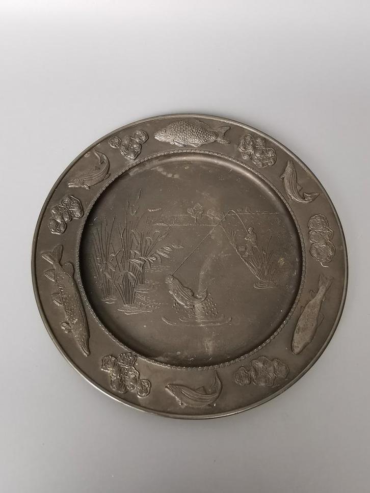 SKS Reinzinn tin bord met visser en diverse vissen rondom, Antiek en Kunst, Antiek | Tin, Verzenden