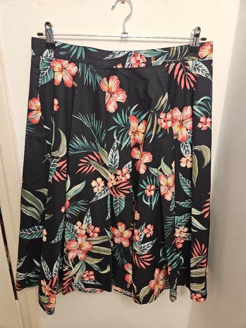 Zwarte rok van Hell Bunny maat XL met tropische print, Kleding | Dames, Rokken, Zo goed als nieuw, Maat 42/44 (L), Zwart, Onder de knie