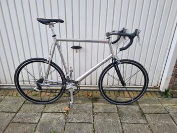 Aparte Cannondale racefiets met 26 inch wielen. beschikbaar voor biedingen