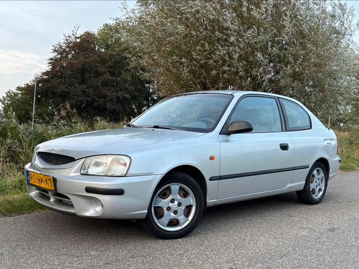 Hyundai Accent 1.5  AUT 2001 Grijs / Airco / Trekhaak /, Auto's, Hyundai, Particulier, Accent, 4x4, ABS, Airbags, Airconditioning