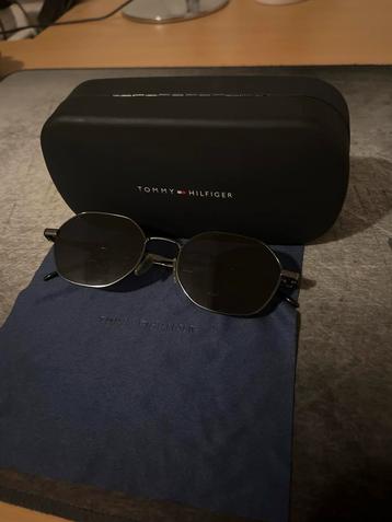 Tommy Hilfiger Heren Zonnebril - Zo Goed Als Nieuw beschikbaar voor biedingen