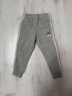 Adidas broek maat 110 te koop, Ophalen of Verzenden, Zo goed als nieuw, Jongen, Broek