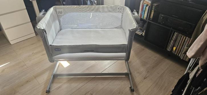 Co-sleeper Chicco Next2Me Magic + matras en hoeslakens, Kinderen en Baby's, Babywiegjes en Ledikanten, Zo goed als nieuw, Wieg