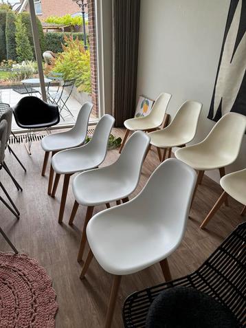 Witte of beige stoelen