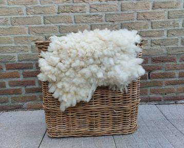 Mand riet met schapenvacht. Landelijk Decoratie  beschikbaar voor biedingen