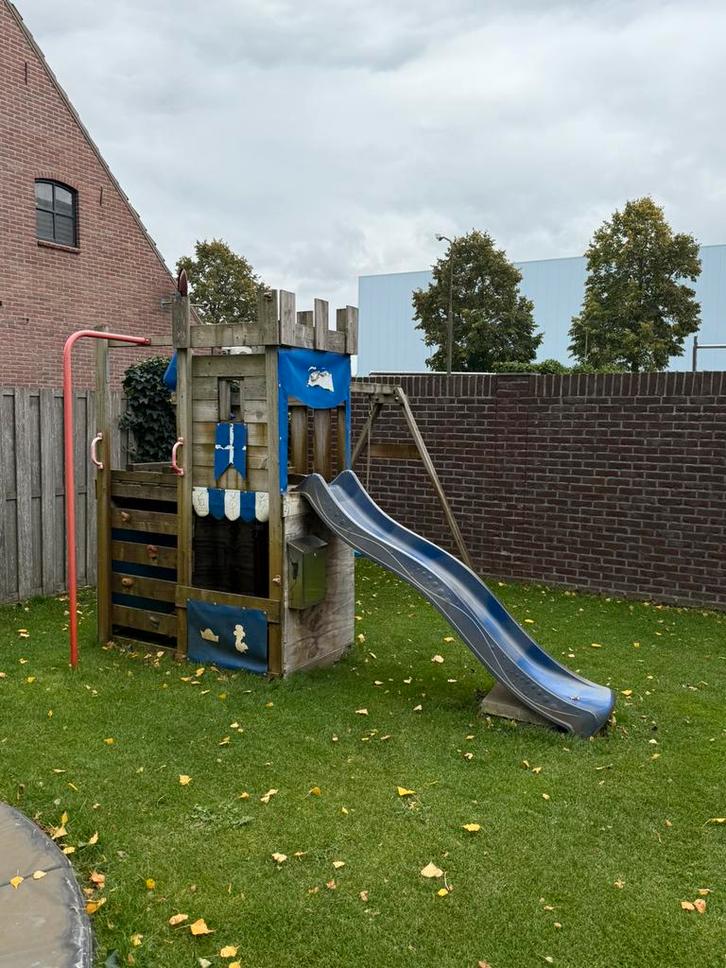 Speeltoren met schommels, glijbaan en brandweerpaal, Kinderen en Baby's, Speelgoed | Buiten | Speeltoestellen, Zo goed als nieuw