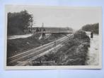 Hilversum Spoorbrug Zwaluwenberg kijkende vrouw  spoor 1927, Verzamelen, Ansichtkaarten | Nederland, Gelopen, Noord-Holland, 1920 tot 1940