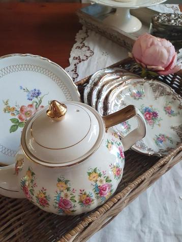 Leuk gebloemde romantische servies delen  beschikbaar voor biedingen