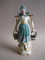 Oud beeld biscuit porselein boerin in klederdracht met juk, Ophalen of Verzenden