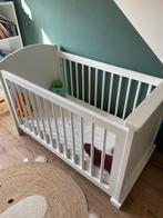 Ledikant en commode wit met saliegroen hout, Kinderen en Baby's, Kinderkamer | Complete kinderkamers, Ophalen, Gebruikt, Jongetje of Meisje