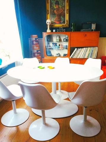Vintage/retro Tulip style tafel voor 6 personen beschikbaar voor biedingen