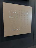 Nieuw Qlocktwo Hazelnut Woordklok Klok tijdinwoorden 45x45, Huis en Inrichting, Woonaccessoires | Klokken, Wandklok, ., Nieuw