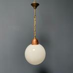 Witte opaline glazen bollamp met koperen armatuur hanglamp, Gebruikt, Ophalen of Verzenden, Glas, 50 tot 75 cm