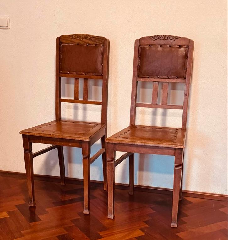 Twee oude eetkamerstoelen met leren bekleding, Huis en Inrichting, Stoelen, Gebruikt, Twee, Hout, Bruin, Ophalen