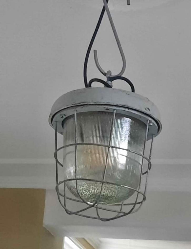 Industriële hanglamp met glazen kap, Huis en Inrichting, Lampen | Hanglampen, Gebruikt, Minder dan 50 cm, Glas, Metaal, Ophalen of Verzenden