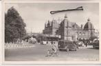 Arnhem, Musis Sacrum met auto's en fiets, trolleybus, Ophalen of Verzenden, Gelopen, Gelderland