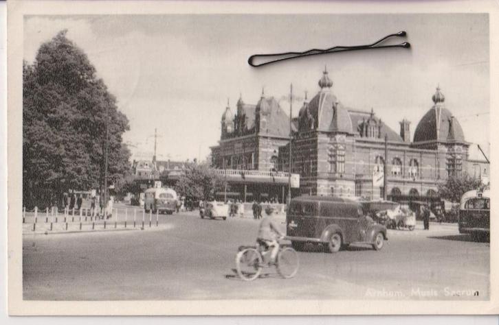Arnhem, Musis Sacrum met auto's en fiets, trolleybus, Verzamelen, Ansichtkaarten | Nederland, Gelopen, Gelderland, Ophalen of Verzenden