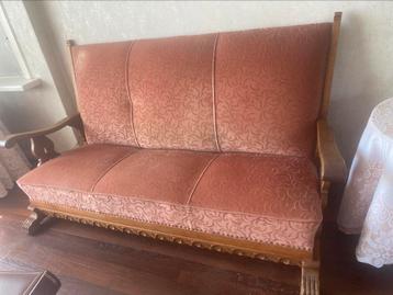 Bank met twee stoelen en salontafel  beschikbaar voor biedingen