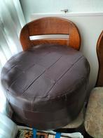 Lederen poef, Ophalen