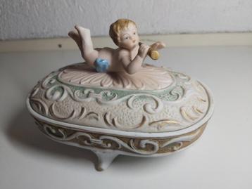 Brocante Dekseldoos met liggende Cupido