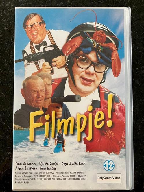 Filmpje ! met Paul de Leeuw | VHS videoband | 1995, Cd's en Dvd's, VHS | Film, Gebruikt, Komedie, Alle leeftijden, Ophalen of Verzenden