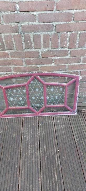 Oud ijzeren stalraam met bewerkt glas beschikbaar voor biedingen