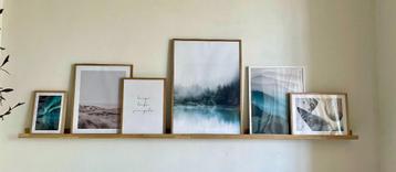 Houten lijsten met acrylglas en posters beschikbaar voor biedingen